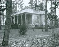 Photograph of an exterior view of McCarthy Cottage, Georgia Warm Springs Foundation, Warm Springs, Meriwether County, Georgia, 1930-1940?