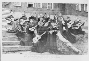 Miss Davenport's Stringed instruments class