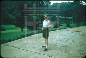 Katherine Hyde golfing
