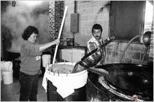 Maria Ruiz and Jose Ruiz empty the kettle
